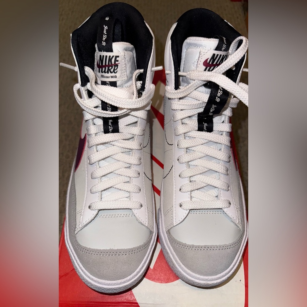 Nike White/Black/Maroon GS Blazer Mid 77 size 6Y